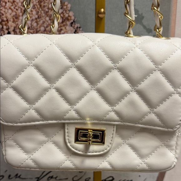 ❣️5|$25❣️Elegant cream Quilted Chain Bag - Picture 3 of 5
